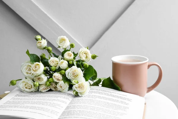Bouquet Belles Roses Livre Tasse Avec Café Sur Table Près — Photo