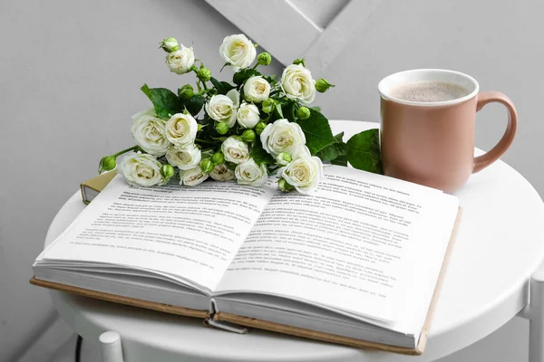 Bouquet Beautiful Roses Book Cup Coffee Table Light Wall — Stock Photo, Image