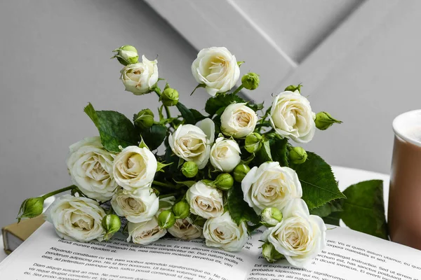Bouquet Belles Roses Livre Sur Table Près Mur Lumière — Photo