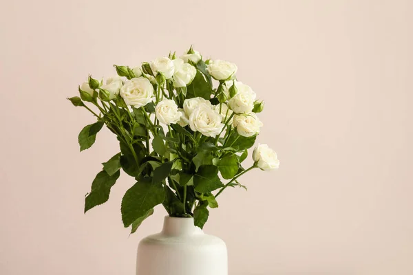 Florero Con Ramo Hermosas Rosas Sobre Fondo Claro Primer Plano — Foto de Stock