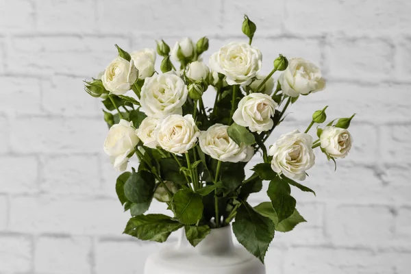 Vase Bouquet Beautiful Roses White Brick Background Closeup — Stock Photo, Image