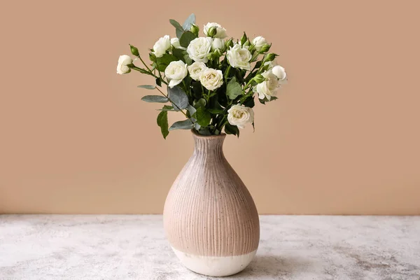 Vase Bouquet Beautiful Roses Table Beige Wall — Stock Photo, Image