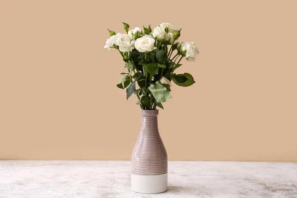 Vase Bouquet Beautiful Roses Table Beige Wall — Stock Photo, Image