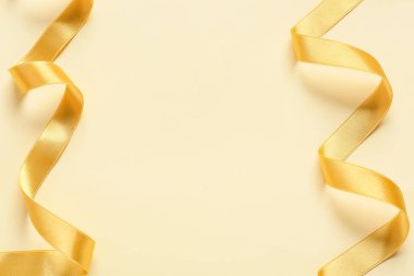 Açık arkaplanda altın kurdeleler