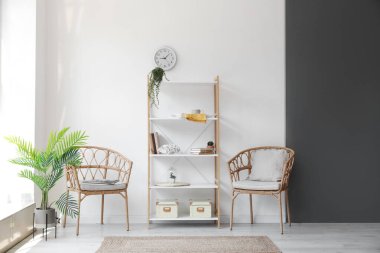 Hasır sandalyeli ve raf üniteli aydınlatma odasının içi