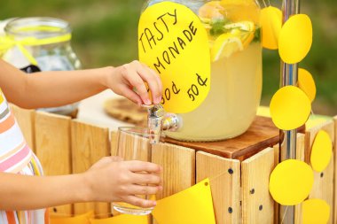 Parkta limonata alan tatlı bir çocuk.