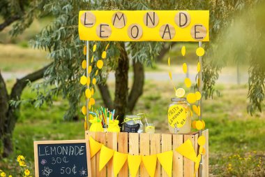 Parkta limonata satmak için