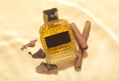 Renkli arka planda sudaki erkekler için bir şişe parfüm.