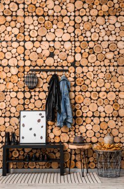 Ayakkabılar ve resim çerçevesi ile koridorda tahta duvarın yanında dur.