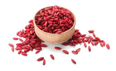 Beyaz arka planda kurumuş böğürtlenli kase