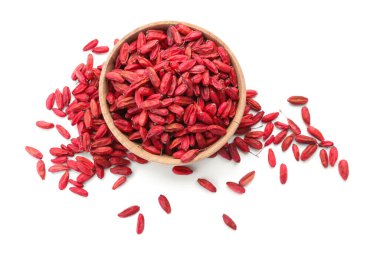 Beyaz arka planda kurumuş böğürtlenli kase