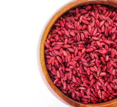 Beyaz arka planda kurumuş böğürtlenli kase