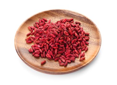 Beyaz arka planda kurumuş böğürtlen tabağı