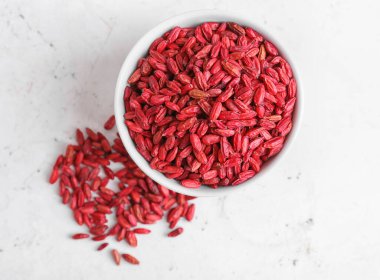 Açık arkaplanda kurumuş böğürtlenli kase