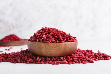 Açık arkaplanda kurumuş böğürtlenli kase