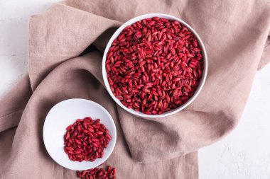 Açık arkaplanda kurumuş böğürtlen kaseleri