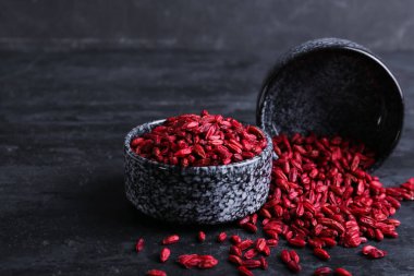 Koyu arkaplanda kurumuş böğürtlenli kase