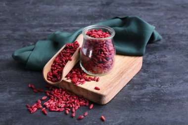 Koyu arkaplanda kurutulmuş böğürtlen dolu kavanoz ve kaşık