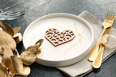 Siyah arka planda düğün için güzel bir masa.