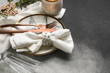 Grunge arka planında düğün için güzel bir masa.