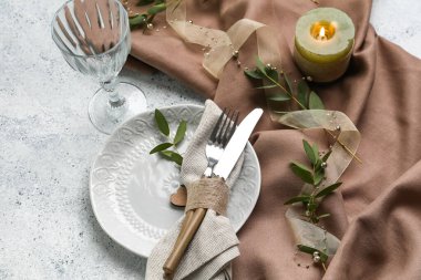 Düğün için güzel bir masa ve arka planda bir mum.