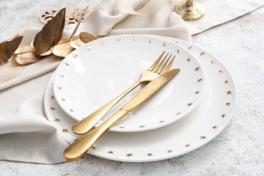 Açık arkaplanda düğün için güzel bir masa.