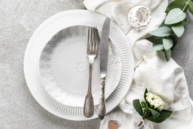 Düğün için güzel bir masa ve gri arka planda çiçekler.