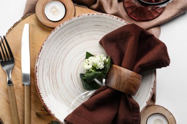 Düğün için güzel bir masa, çiçekler ve ışık arka planında mum.