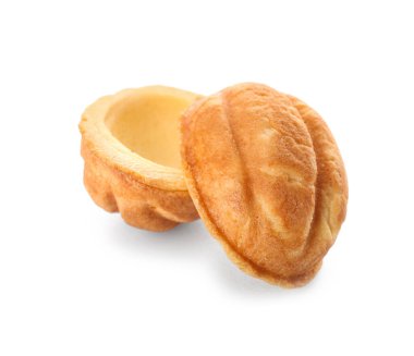 Beyaz arka planda lezzetli ceviz şekilli kurabiyeler.