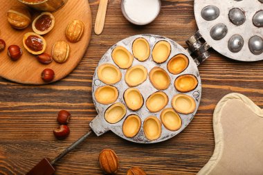 Ahşap arka planda cevizli kurabiye kalıbı.