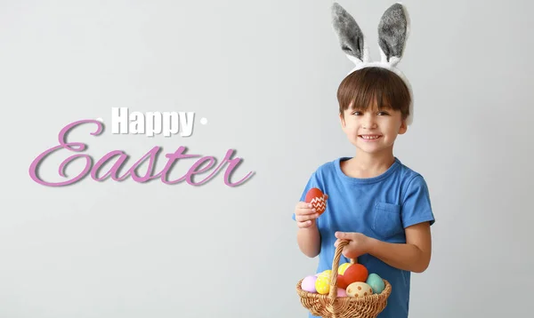 Чудова Листівка Веселого Великодня Маленьким Хлопчиком Яйцями — стокове фото