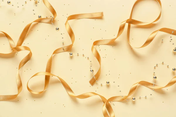 Fitas Douradas Contas Com Confete Fundo Claro — Fotografia de Stock