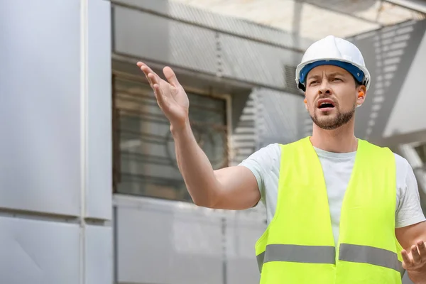 Construtor Masculino Com Tampões Ouvido Trabalhando Livre — Fotografia de Stock