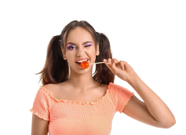 かなり若いです女性食べるオレンジロリポップ上の白い背景 — ストック写真
