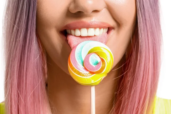 吃白底棒棒糖的年轻女人 — 图库照片