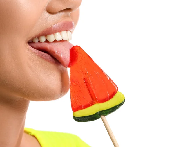 若い女性食べるロリポップの形でスイカ上の白い背景 — ストック写真