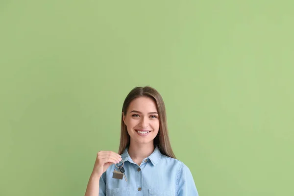 Sorrindo Jovem Mulher Com Chave Casa Fundo Verde — Fotografia de Stock