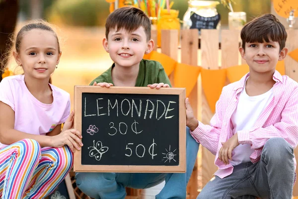 Χαριτωμένα Παιδιά Πωλούν Λεμονάδα Στο Πάρκο — Φωτογραφία Αρχείου