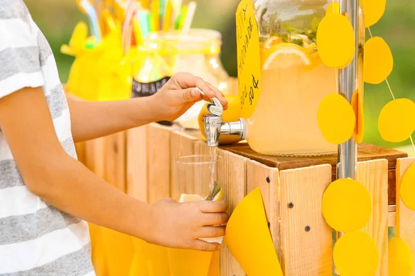 Bonito Criança Compra Limonada Parque — Fotografia de Stock