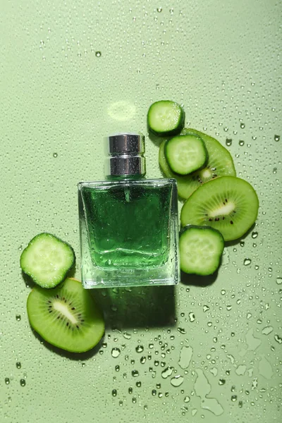 Egy Üveg Parfüm Uborka Kivi Nedves Zöld Háttérrel — Stock Fotó