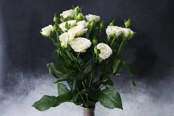 黒と白の背景に美しい新鮮なバラの花束で花瓶 クローズアップ — ストック写真