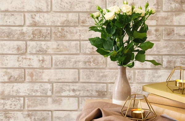 Vase Bouquet Beautiful Fresh Roses Table Beige Brick Wall — Stock Photo, Image