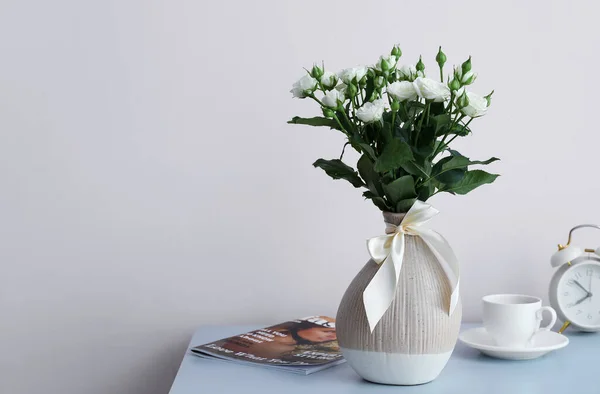 Vase Bouquet Beautiful Fresh Roses Magazine Table Light Wall — Stock Photo, Image