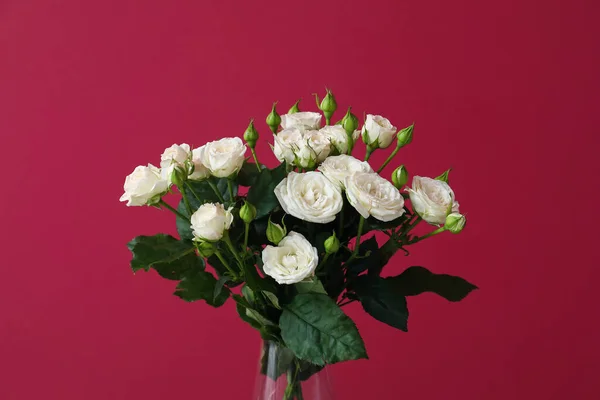 Vase Bouquet Beautiful Fresh Roses Red Wall Closeup — Stock Photo, Image