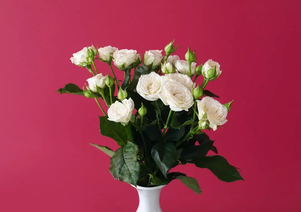 Váza Csokor Gyönyörű Friss Rózsa Közelében Piros Fal Közelkép — Stock Fotó