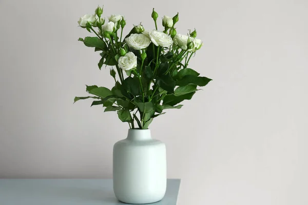 Vase Avec Bouquet Belles Roses Fraîches Sur Table Près Mur — Photo