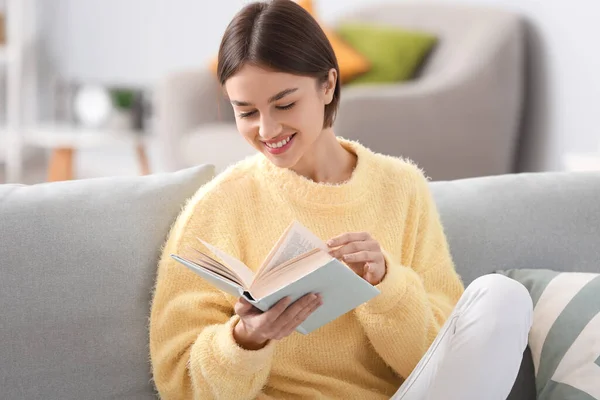 Bela Jovem Mulher Ler Livro Sofá Casa — Fotografia de Stock