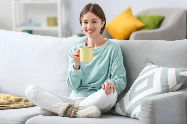 Schöne Junge Frau Trinkt Leckeren Tee Auf Dem Sofa Hause — Stockfoto