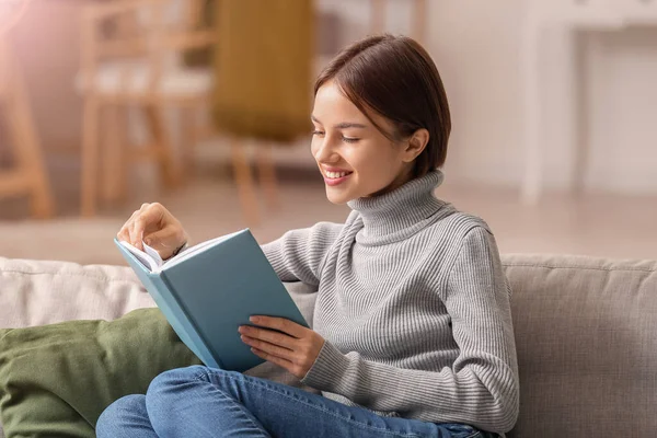 Красива Молода Жінка Читає Книгу Дивані Вдома — стокове фото