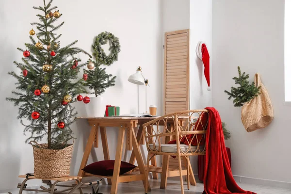 有圣诞树和舒适工作场所的现代化房间的内部 — 图库照片